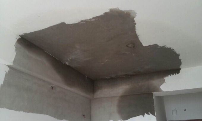 nứt trần nhà nguyên nhân gây ra thấm dột