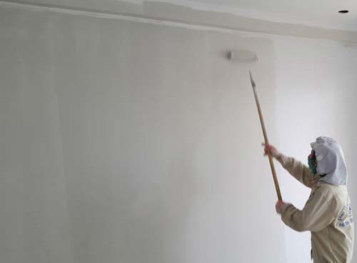 sử dụng sơn lót trước khi sơn phủ màu