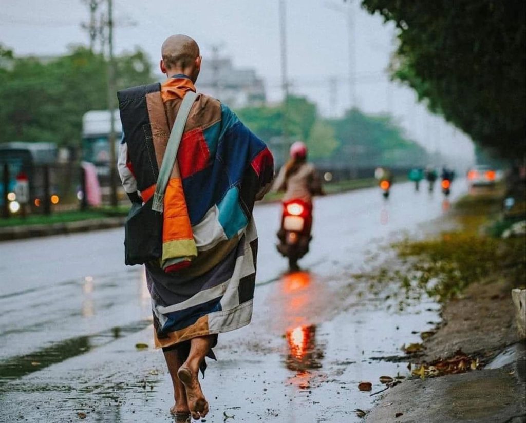 Bước chân sư Thích Minh Tuệ đi hành khất